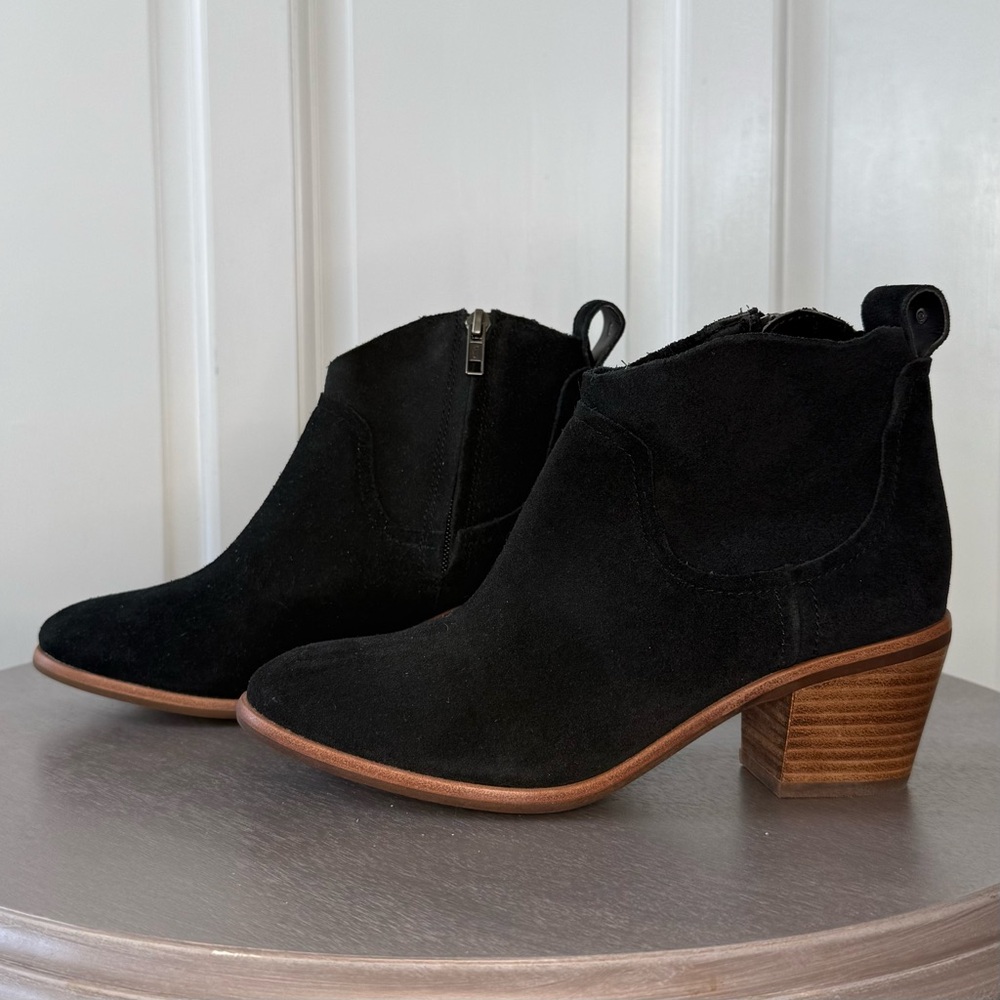 UGG LIKE NEW Black Suede Gorgeous Ankle Boots 2.5 Inch Heel Women's Size 6